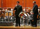 Dirigent Pietro Sarno und Bürgermeister Andreas Köster auf der Bühne