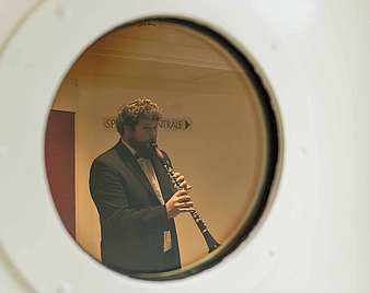 Mann spielt ein Blasinstrument