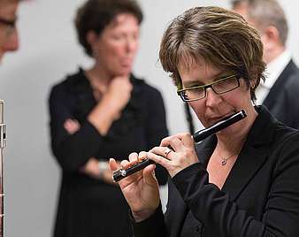 Musikerin mit Piccoloflöte.