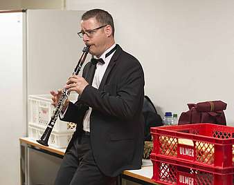 Klarinettist beim Üben in der Garderobe
