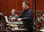 Zwei Männer mit Percussioninstrumenten