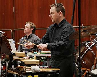 Zwei Männer mit Percussioninstrumenten