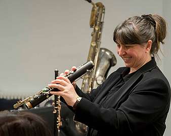 Musikerin, die ihr Blasinstrument zusammenbaut.