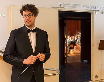 Dirigent Pietro Sarno im Treppenhaus