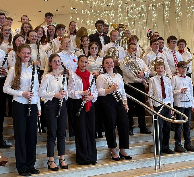 Gruppenfoto mit Dirigent (Foto: Stadt Friedrichshafen)