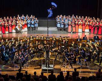 Chor und Orchester auf der Bühne
