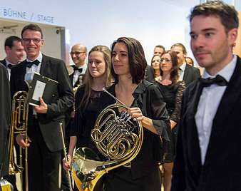 Männer und Frauen mit Blasinstrumenten