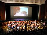 Orchester spielt Musik aus dem Film „König der Löwen“