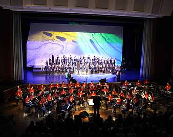 Orchester und Chor beim Konzert Kids winds
