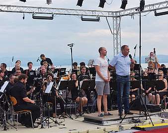 Bürgermeister Köster bei der Moderation des Konzerts Sommer Winds vor dem See