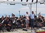 Bürgermeister Köster bei der Moderation des Konzerts Sommer Winds vor dem See