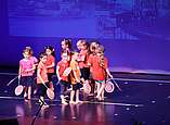 Tanzende Kinder auf der Bühne