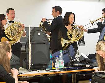 Musiker in der Garderobe