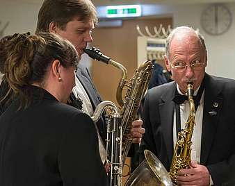 Drei Saxophonisten beim Stimmen der Instrumente
