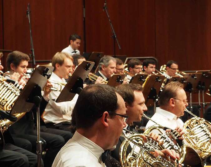 Mehrere Waldhornspieler während des Konzerts
